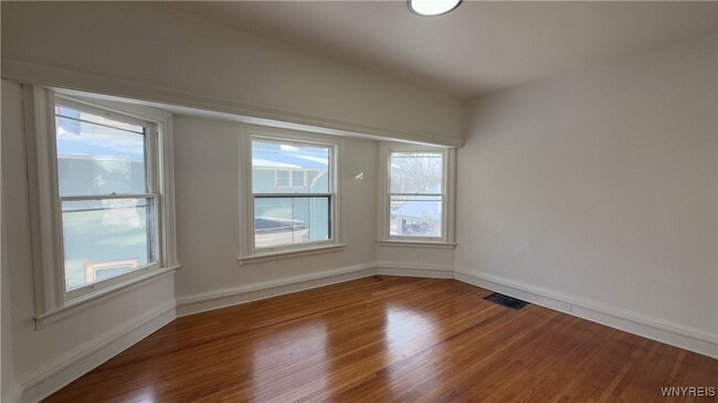 Building Photo - 204 Union St