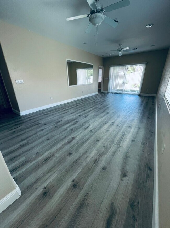 Building Photo - Charming 3 Bedroom in 55+ Solera, Laminate...