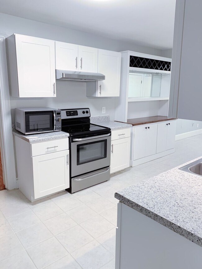 Building Photo - 3 Bedrooms 2 Full Baths with fenced in bac...