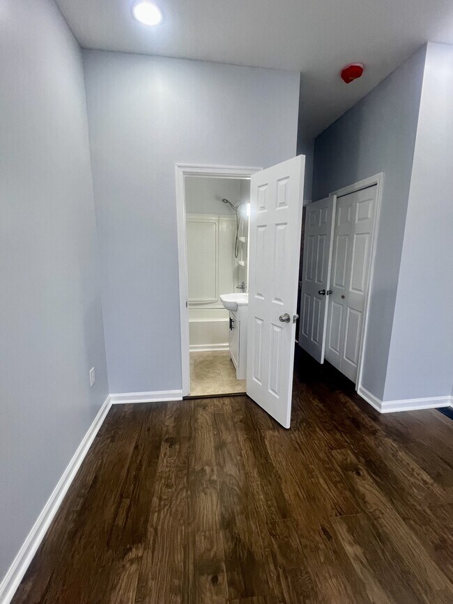 Building Photo - 808 N Streeper St