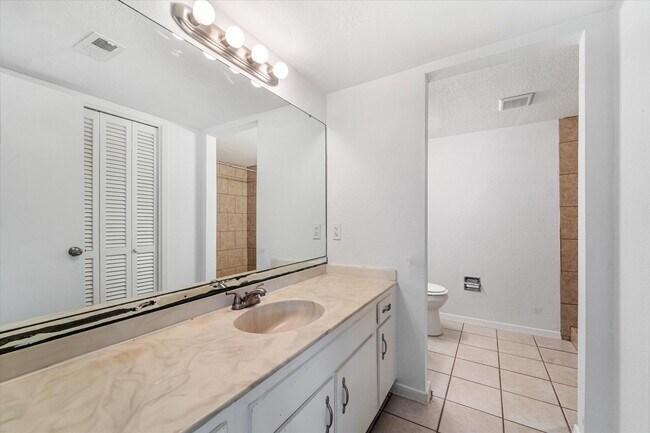 Building Photo - 15919 Golf Club Dr