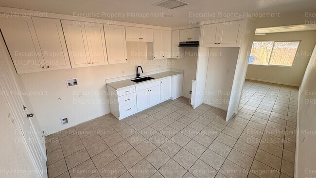 Building Photo - 3306 Gardenia Ave