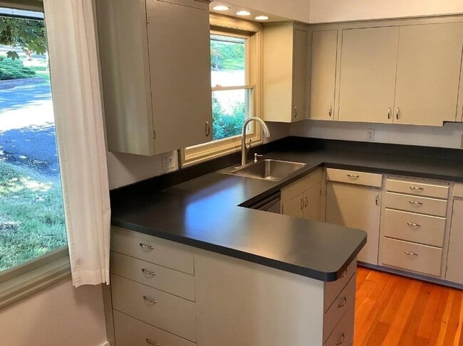 Building Photo - Charming Maplewood SFH with garden beds, fruit trees and finished basement
