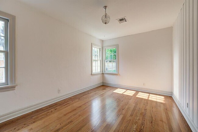 Building Photo - 2324 NW 28th St