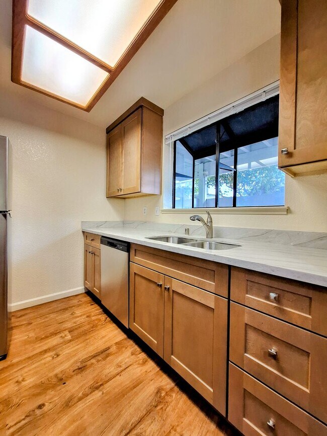 Building Photo - Refurbished Condo on 1st Floor With Laundry, Patio, Garage; Next to Pool!