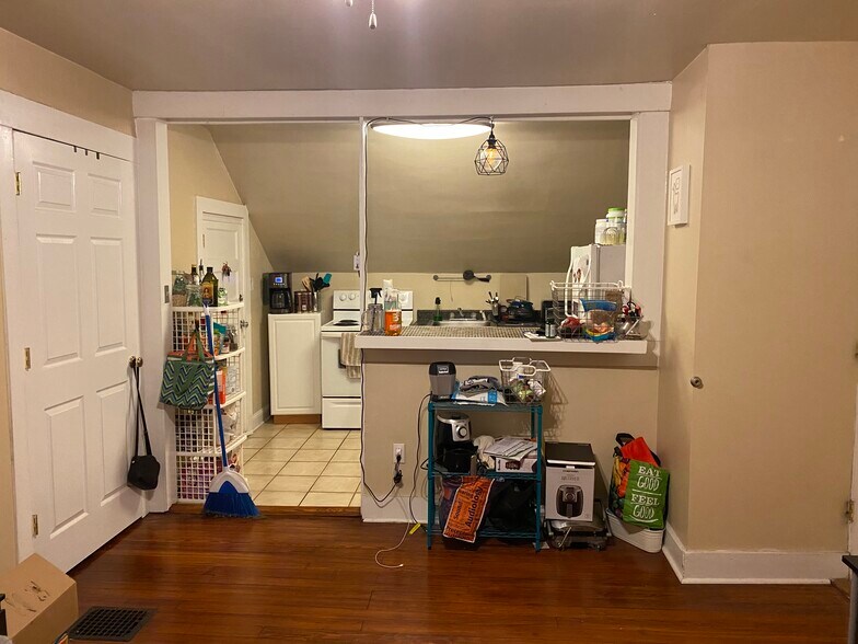 Building Photo - 1367 Burdette Ave