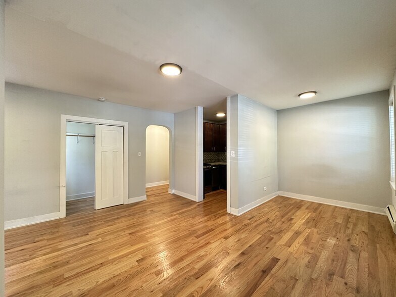 Building Photo - 4530 N Damen Ave