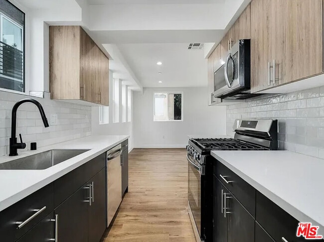 Building Photo - 334 Alexandria Ave