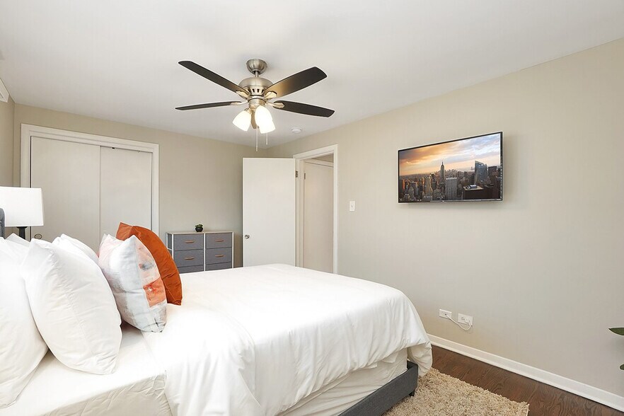 Building Photo - 5931 S Nagle Ave