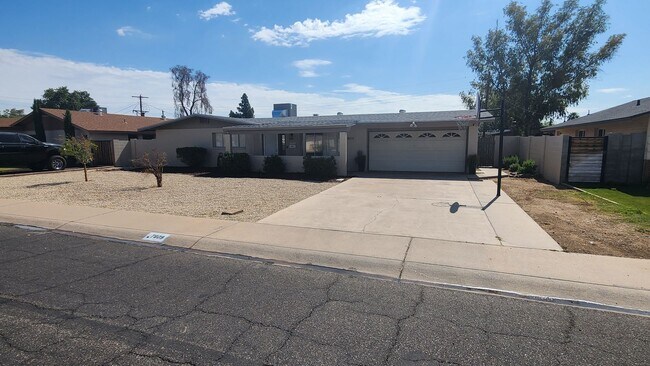 Building Photo - GORGEOUS 3Bed/2Bath Home w/Pool in NORTH GLEN SQUARE