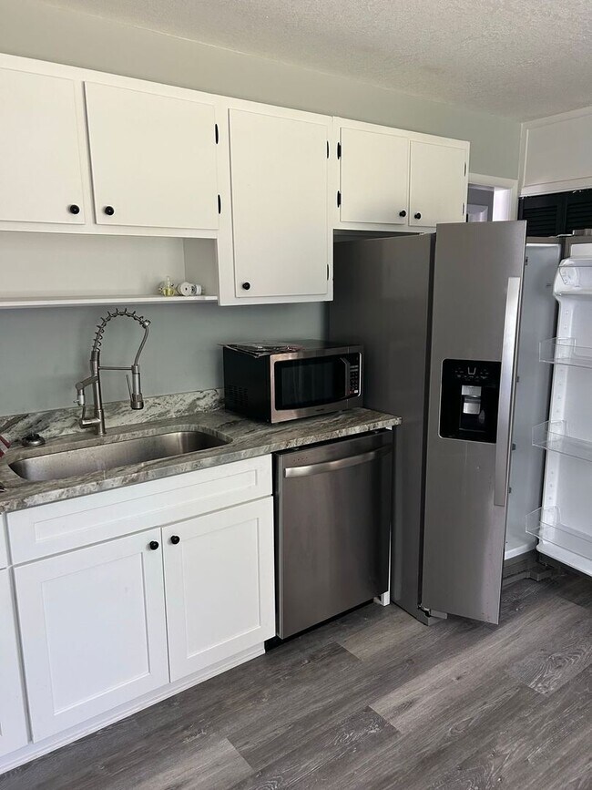 Building Photo - 3 bedroom, 1 bath house