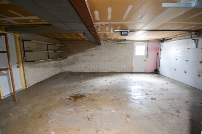 Building Photo - Absolutely pristine, unique multi-level floor plan