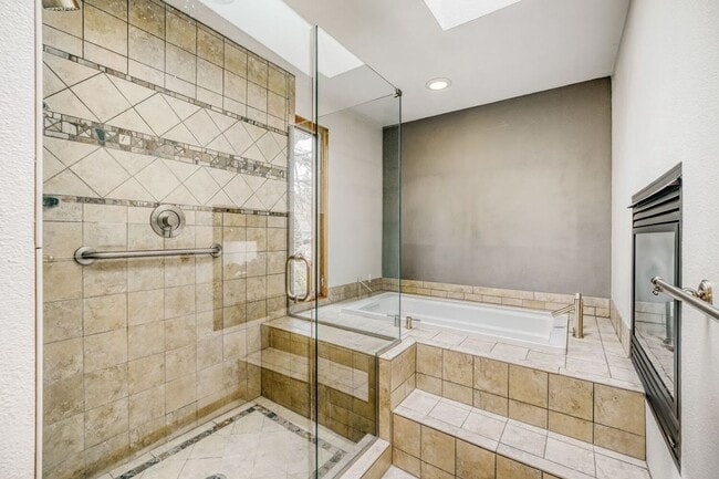 Building Photo - Single Family house on Meridian Valley Country Club.  Gated community