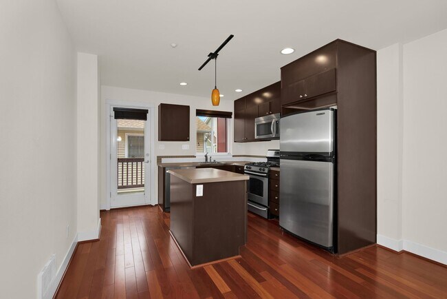 Building Photo - Updated 2 Bedroom Shoreline Townhouse!