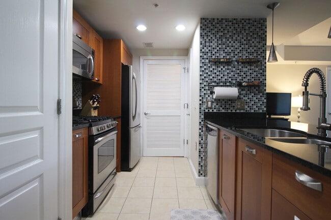 Building Photo - Midtown 1BR Condo
