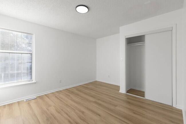 Building Photo - Just Listed! Step into one of the Northland’s most conveniently located gems!