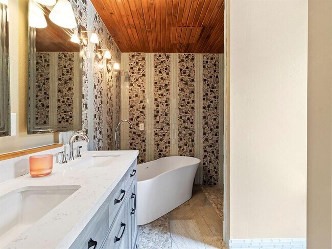 Building Photo - 1113 E Walnut St