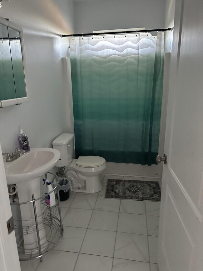 Building Photo - Great townhome 3/2 fully furnished!