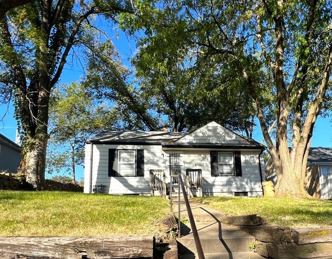 Building Photo - Midtown 3Bed 2Bath 1 Car Garage $1,700