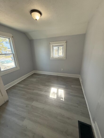 Building Photo - 2524 Oakdale Ave