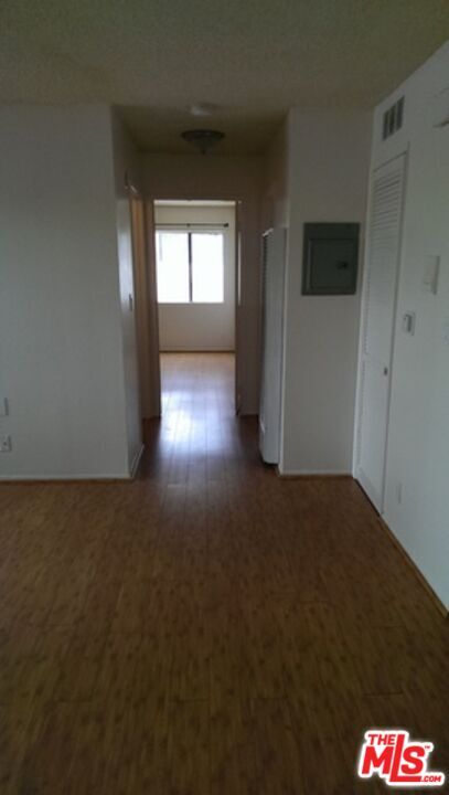 Building Photo - 411 N Kenmore Ave