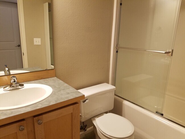 Building Photo - 0bd/1ba Sammamish Condo