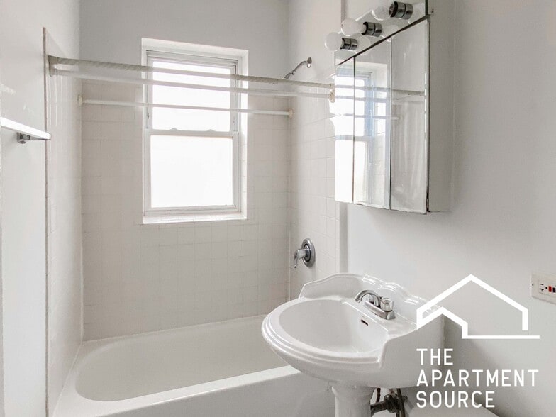 Building Photo - 3527.5 N Broadway