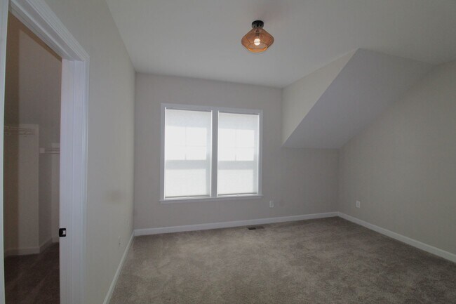 Building Photo - 3 bedroom town home with a finished basement and garage located in popular Preston Lakes