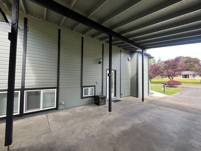 Building Photo - 1335 Bradley St