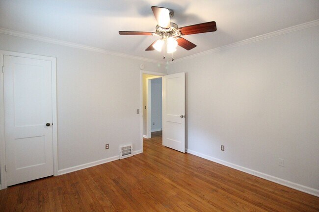 Building Photo - 2 Bedroom 1 Bath Home In Roeland Park