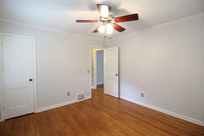 Building Photo - August FREE On This 2 Bedroom 1 Bath Home In Roeland Park
