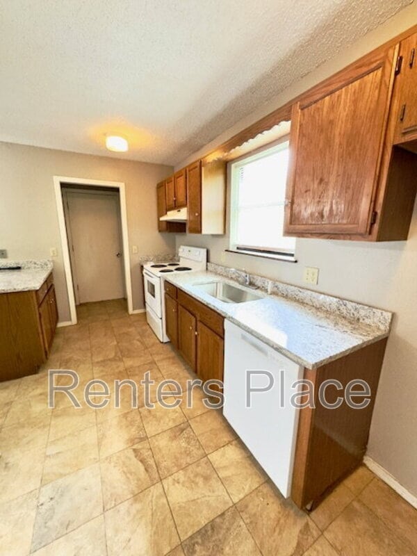 Building Photo - 4809 S Gum Ave