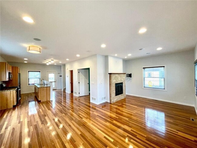 Building Photo - 403 Monroe Ave S