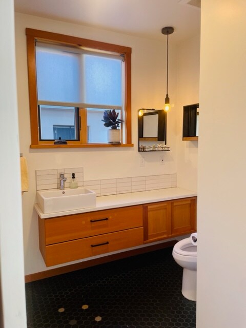 Building Photo - 231 NE Hancock St