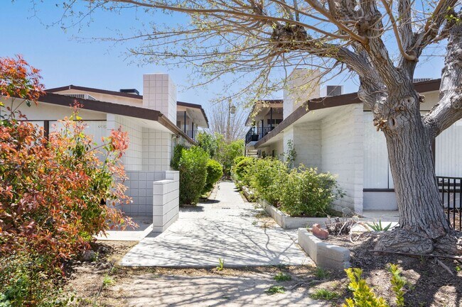 Building Photo - Move in Special $500 Deposit and One Month Free!