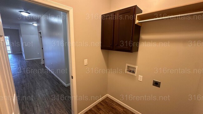 Building Photo - 449 S Longbranch Dr