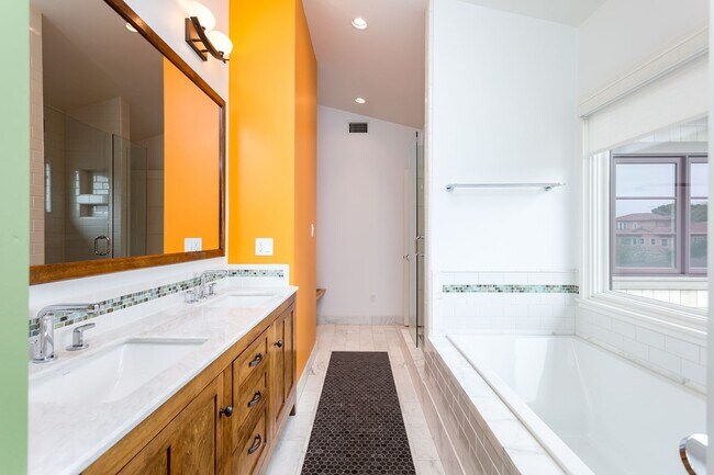 Building Photo - Loma Portal Craftsman with Views