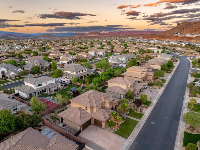 Building Photo - 6 Bed, 4 Bath with RV Parking and No HOA in Sycamore — Available Now!