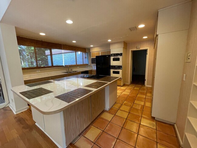 Building Photo - Mid-Century Modern Oasis on 5+ Acres – Pri...
