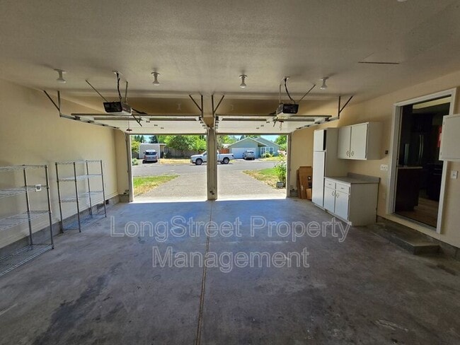 Building Photo - 1495 NW Forestgreen Ave