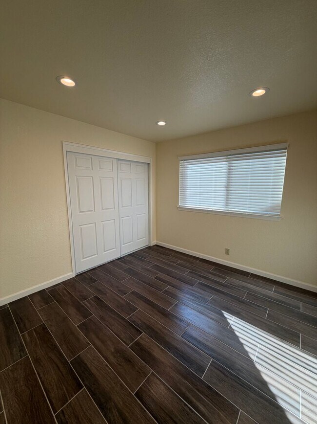 Building Photo - 528 Bella Vista Dr