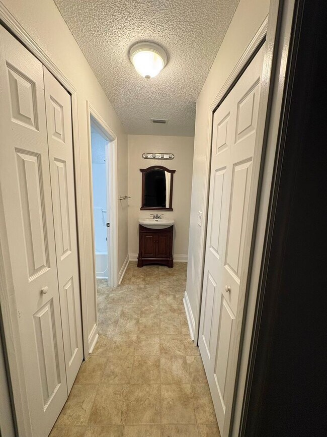 Building Photo - 8824 Coral Palms Ct