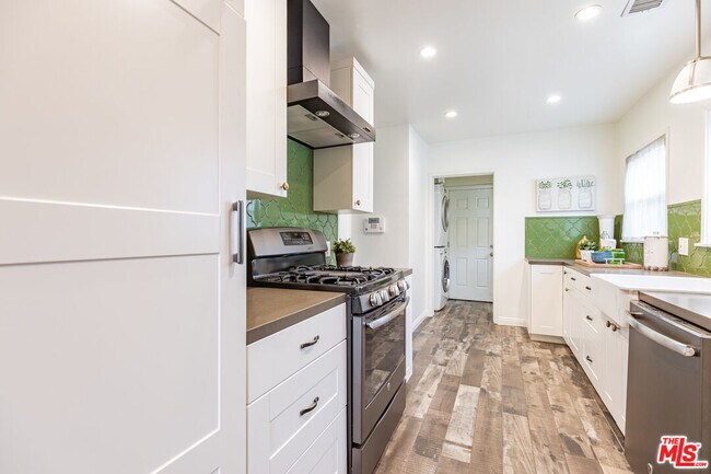 Building Photo - 5732 Vesper Ave