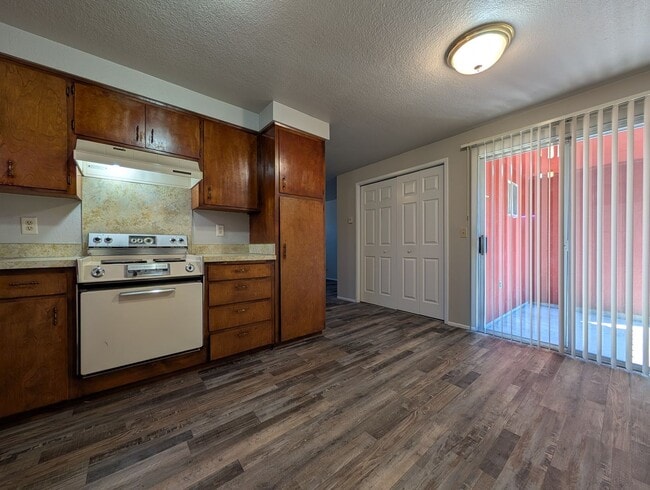 Building Photo - Great 2 bed/1 bath with one car garage! In...