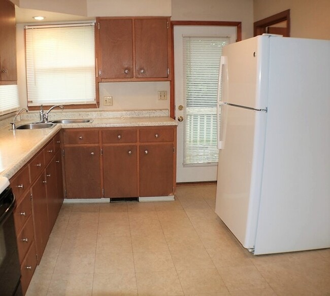 Building Photo - $2,200 | 4 Bedroom, 2 Bathroom House | No ...
