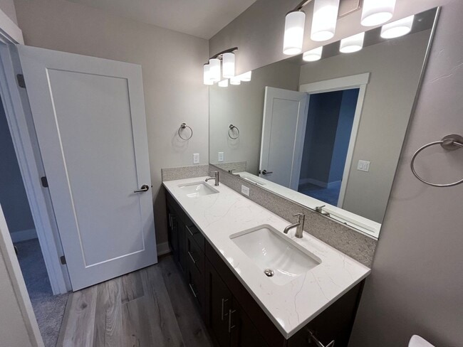 Building Photo - Beautiful 3 Bed/2.5 Bath Townhome - Community Pool and Fitness Center!