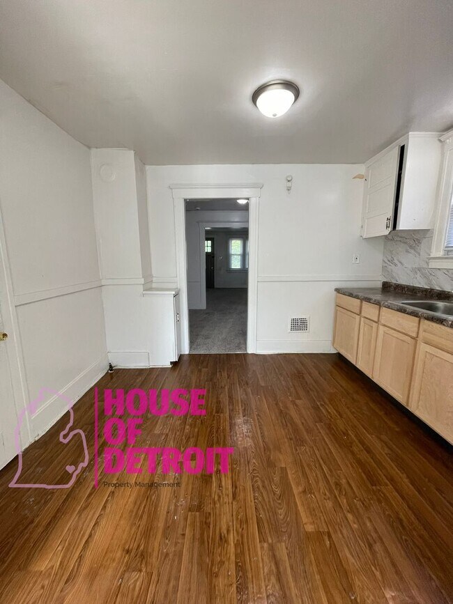 Building Photo - 3 BEDROOM 1 BATH FREE PRE-SCREEN
