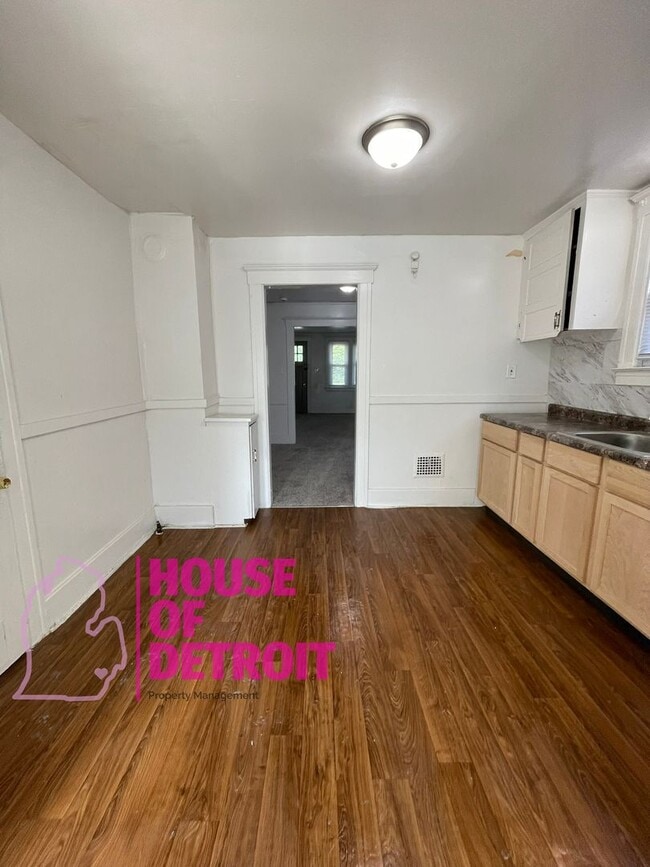 Building Photo - Summer Special~ 3 BEDROOM 1 BATH FREE PRE-...