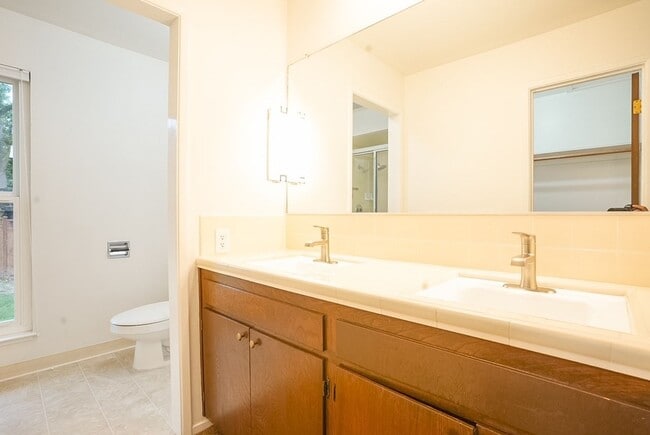 Building Photo - Charming 3-Bedroom Country House