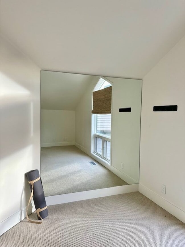 Building Photo - Riverfront Gated 2 Bedroom Luxury Condo!!